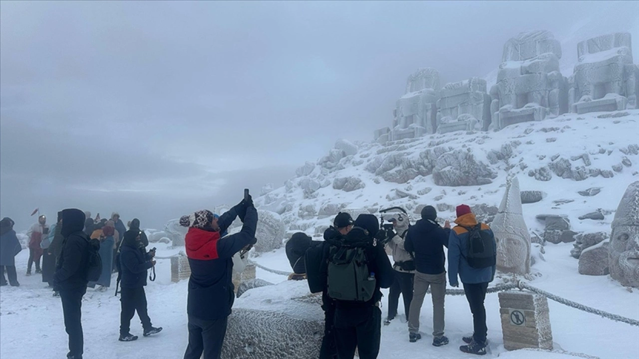 Nemrut Dağı nisan ayında beyaza büründü